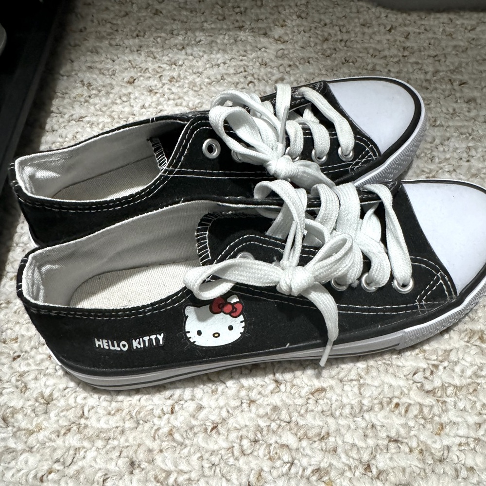 Hello Kitty Women’s Low-Top Sneakers – Size 6.5